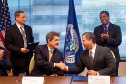 El Comisionado de Aduanas de los Estados Unidos, David V. Aguilar, y el Presidente Internacional de World BASC Organization, Fermín Cuza, estrechando sus manos como símbolo de compromiso voluntario generado al firmar el documento de la Declaración Conjunta.