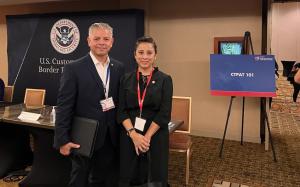 Los Sres. Erik Moncayo, Director Ejecutivo y Presidente Internacional (E) y Liliana Olague, Directora Ejecutiva del Capítulo BASC USA, durante el Trade Facilitation and Cargo Security Summit del Programa CTPAT - CBP, en Anaheim, California.