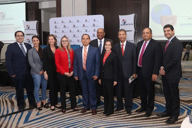 Los Sres. Claudia Chlebek y William Romero, miembros de CBP en Washington D.C., junto a Miembros de la Cámara Americana de Comercio PANAMCHAM