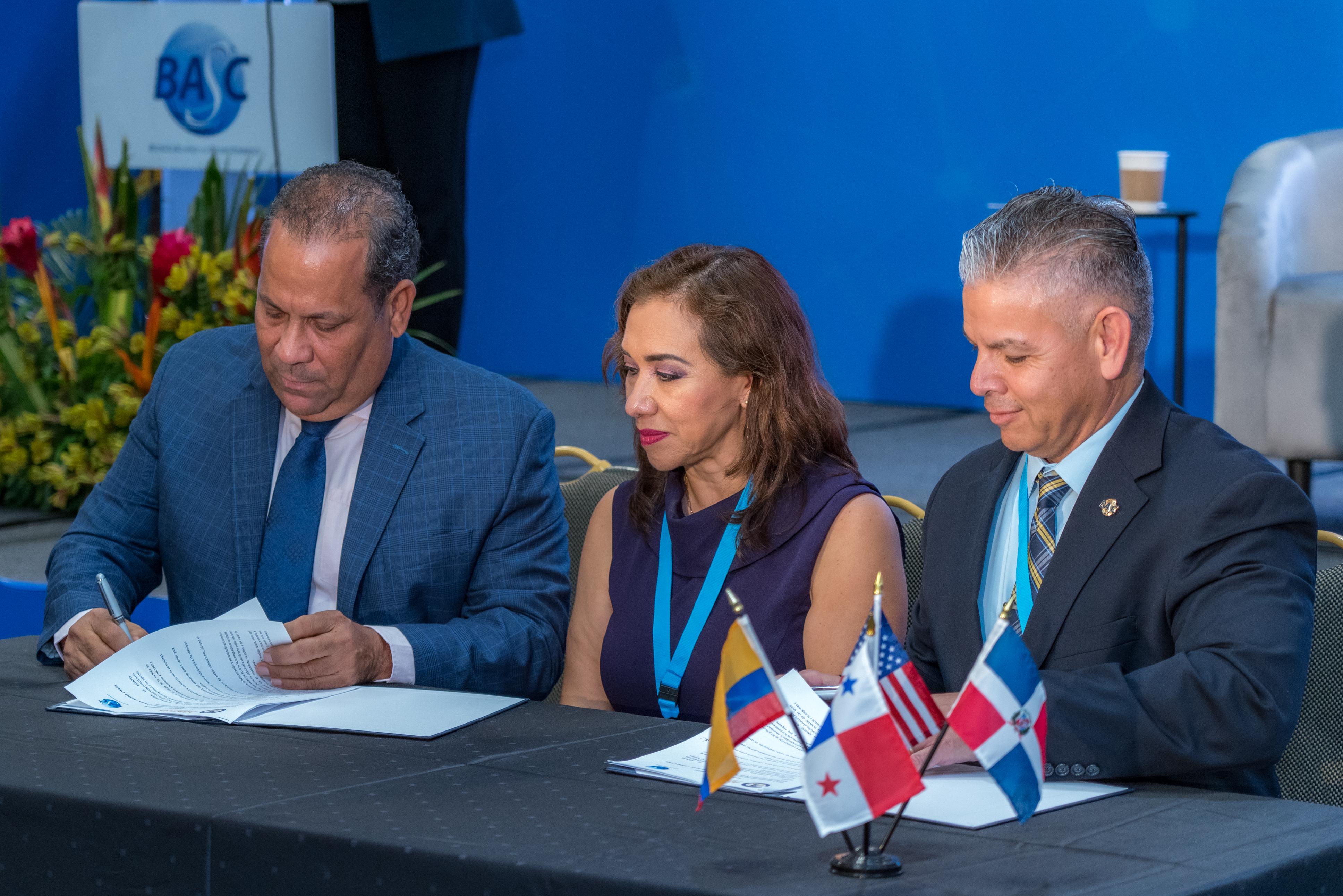 En la foto: Los Sres. Nelson Brens Castillo; Presidente de ASAPRA, Katya López; Vicepresidenta de la Región Andina – ASAPRA; y Erik Moncayo; Presidente Internacional de World BASC Organization, durante la firma del Memorando de Entendimiento (MOU) entre ambas organizaciones.