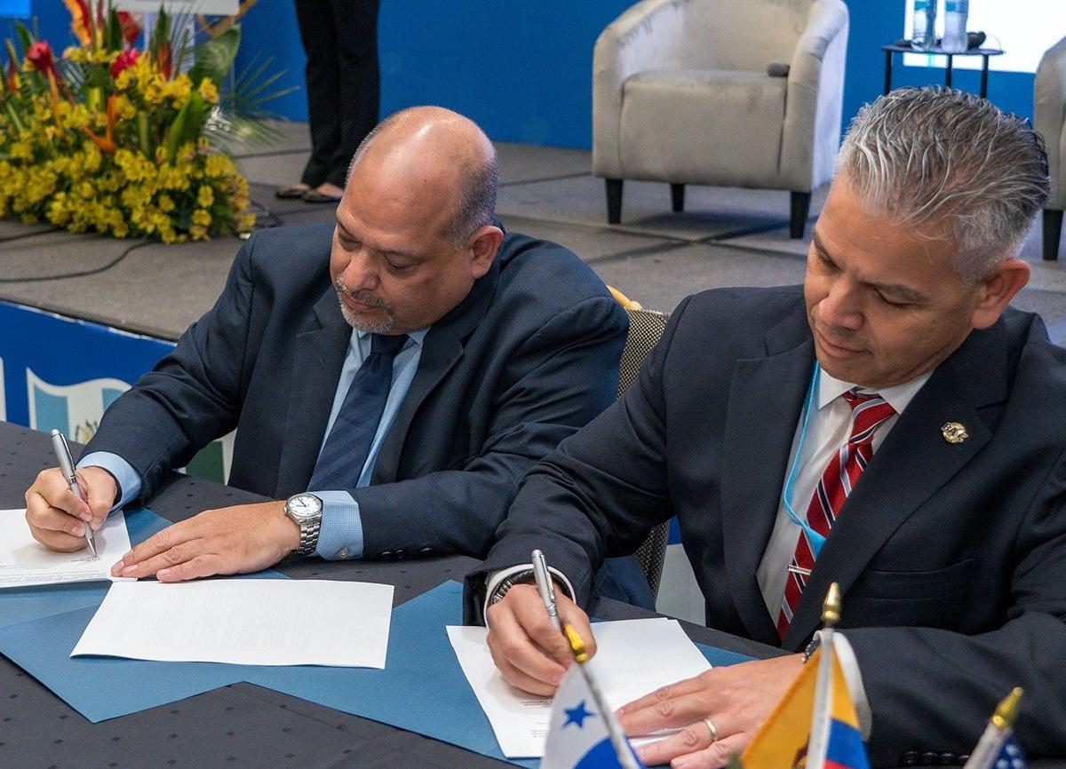 Mr. Luis Hernández; President of AHACI and Erik Moncayo; International President of the World BASC Organization, during the signing of the Memorandum of Understanding (MOU) between the two organizations.