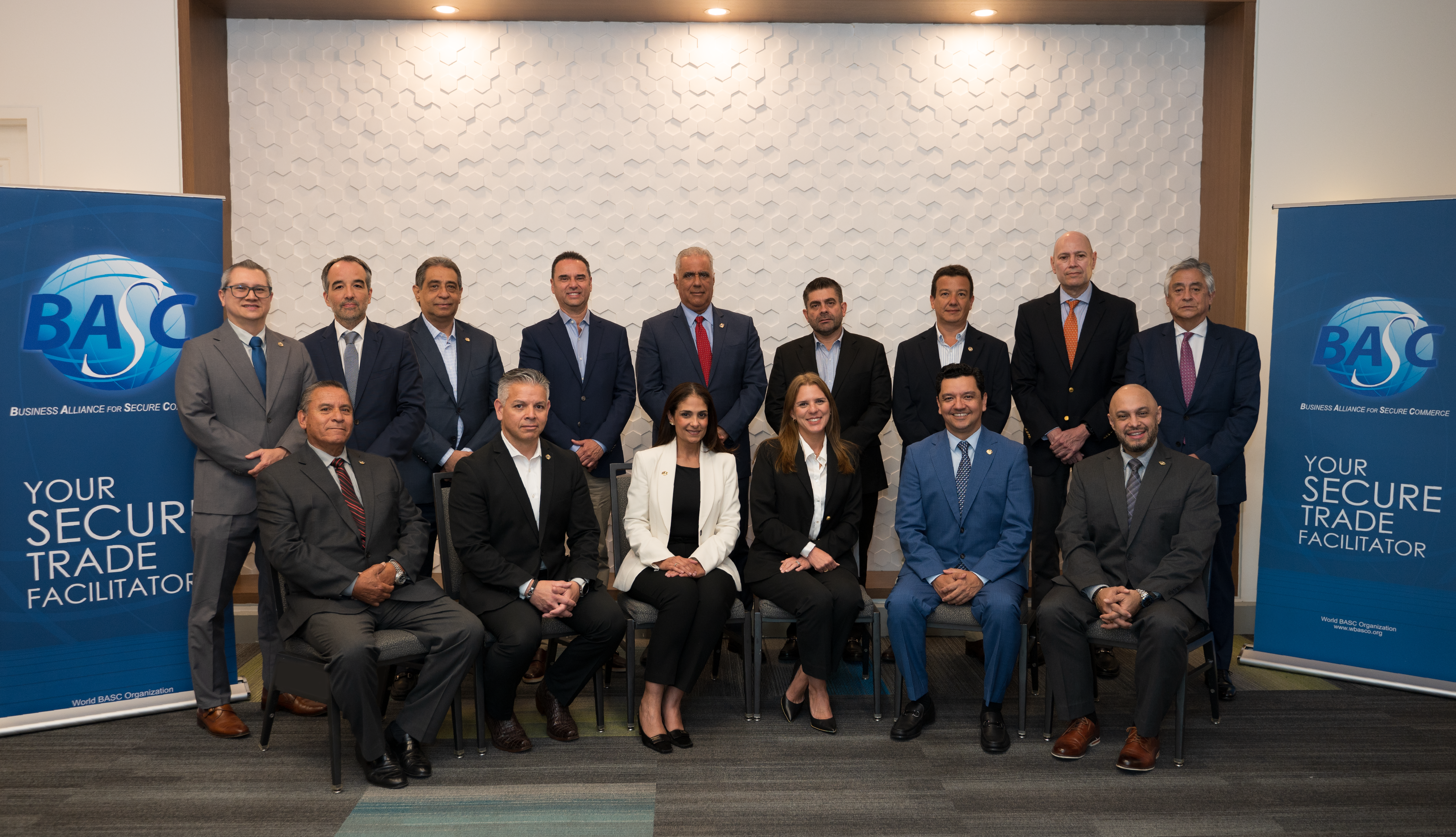 Presidentes de los Capítulos Nacionales y Regionales invitados, en compañía de la Junta Directiva y equipo de dirección de WBO.