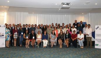 Grupo de asistentes al lI Encuentro Regional Latinoamericano y Caribeño de Comunidades Logísticas Portuarias en la ciudad de Cartagena de Indias, Colombia.