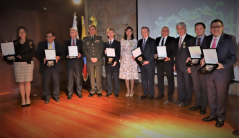 Los Sres. Diego Luis Sanchez Montaña, director ejecutivo de BASC Café, y Miguel Velásquez Olea, director ejecutivo de BASC Bogotá, durante ceremonia de reconocimientos de la Dirección de Tránsito y Transportes de la Policía Nacional de Colombia (DITRA), en compañía la alta dirección de la Policía Nacional, el Gobierno Colombiano e invitados especiales.