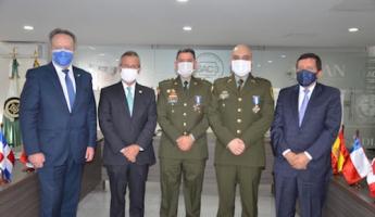 En	la	foto,	de	izquierda	a	derecha,	los	señores:	Miguel	Velásquez	Olea,	director	ejecutivo	de	BASC	Bogotá,	Luis	Bernardo	Benjumea	 Martínez,	director	ejecutivo	de	BASC	Colombia,	Brigadier	General	Gustavo	Franco	Gómez,	Teniente	Coronel	Oscar	Cortés	Dueñas,	y	 Ricardo	Ernesto	Sanabria	Ramírez,	presidente	de	la	Junta	Directiva	de	BASC	Colombia.